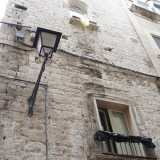 ...con tre finestre dislocate sui tre diversi livelli, ordinate per grandezza dal basso verso l�alto